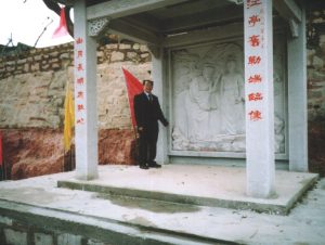 圖二：作者重遊故園，考查歷史史跡