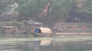 漁家女撐著雨傘高唱苗族山歌