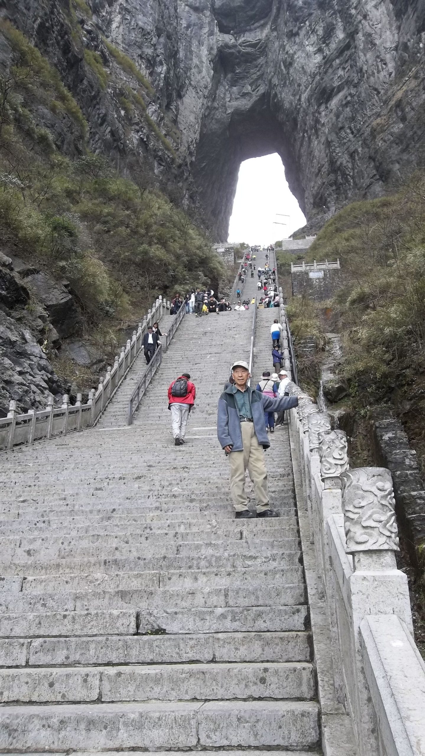 筆者攝於天山門